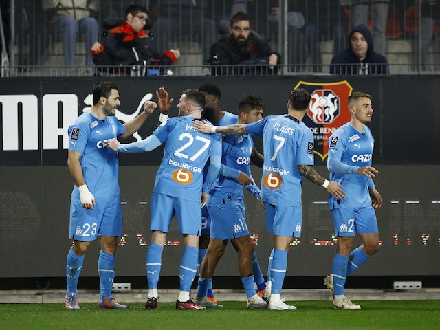 El Sead Kolasinac de Marsella celebra el seu primer gol amb els seus companys el 5 de març de 2023