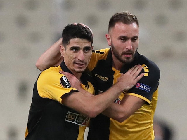 Els jugadors de l'AEK Athens celebren el gol contra el Leicester City a l'Europa League l'octubre del 2020