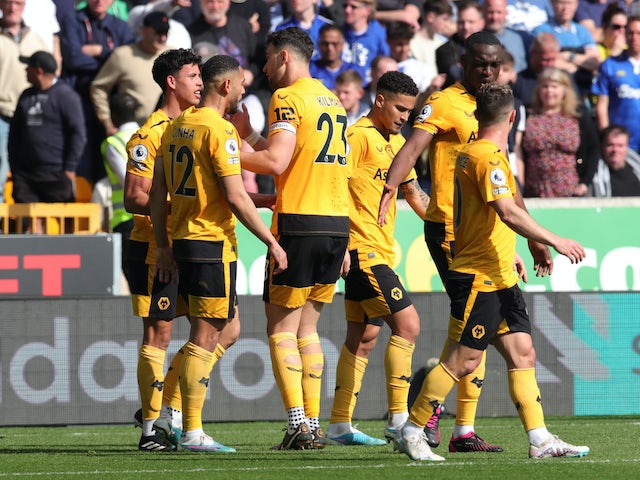 Matheus Nunes, de Wolverhampton Wanderers, celebra el seu primer gol amb els seus companys el 8 d'abril de 2023