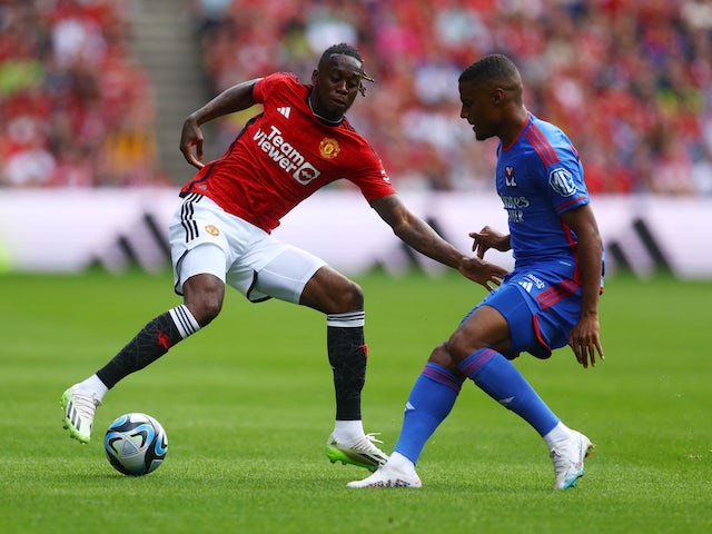 Aaron Wan-Bissaka del Manchester United en acció amb Amin Sarr del Lió el 19 de juliol de 2023
