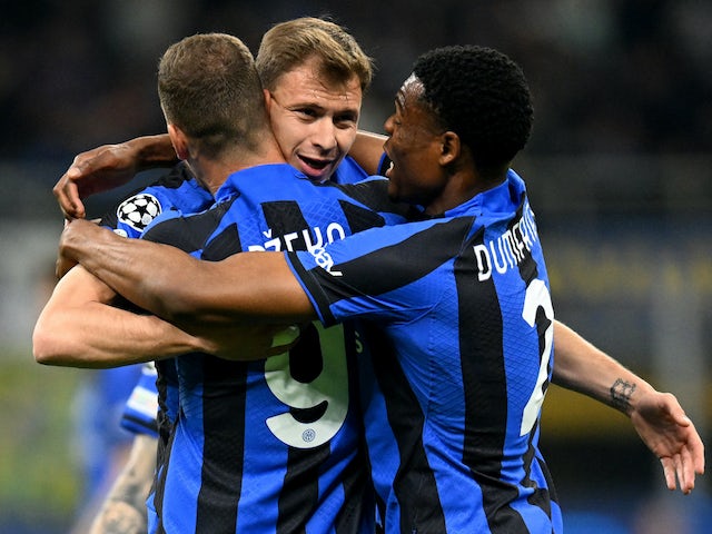 Nicolo Barella de l'Inter de Milà celebra el seu primer gol amb Denzel Dumfries i Edin Dzeko el 19 d'abril de 2023
