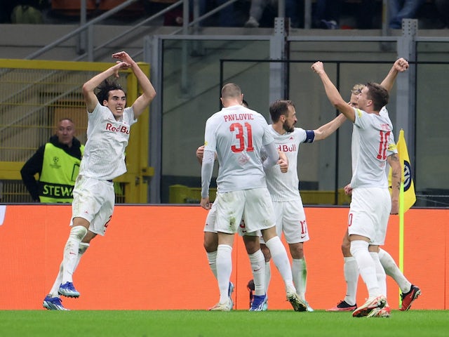 L'Oscar Gloukh de Salzburg celebra el seu primer gol amb els seus companys el 24 d'octubre de 2023