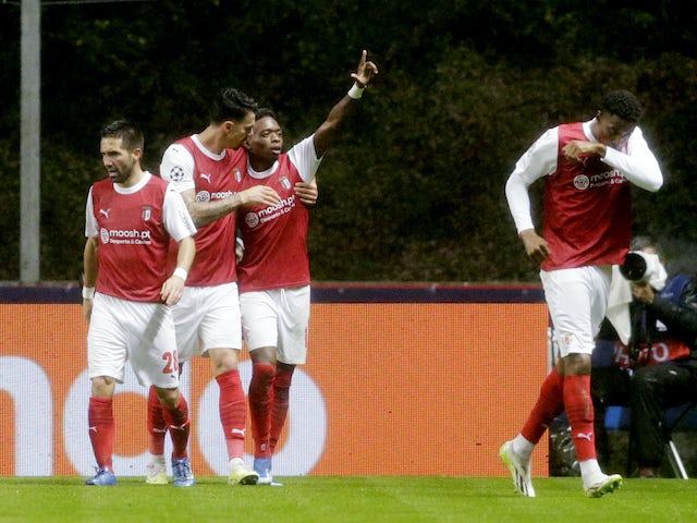 Alvaro Djalo del Braga celebra el seu primer gol amb els seus companys el 29 de novembre de 2023