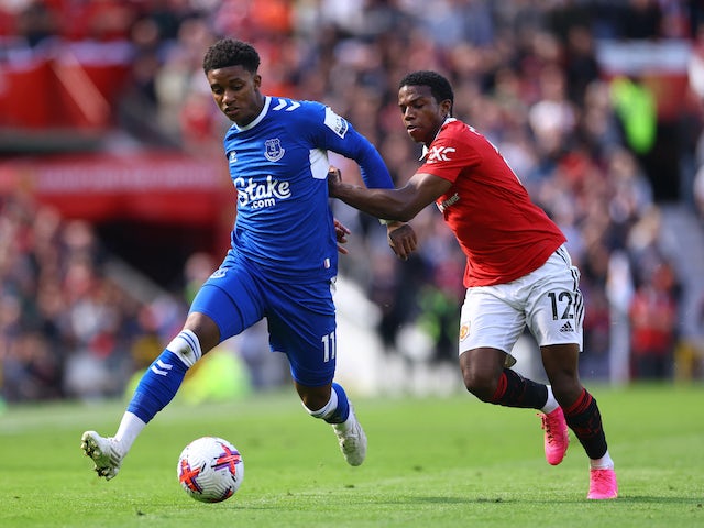 Demarai Gray de l'Everton en acció amb Tyrell Malacia del Manchester United el 8 d'abril de 2023