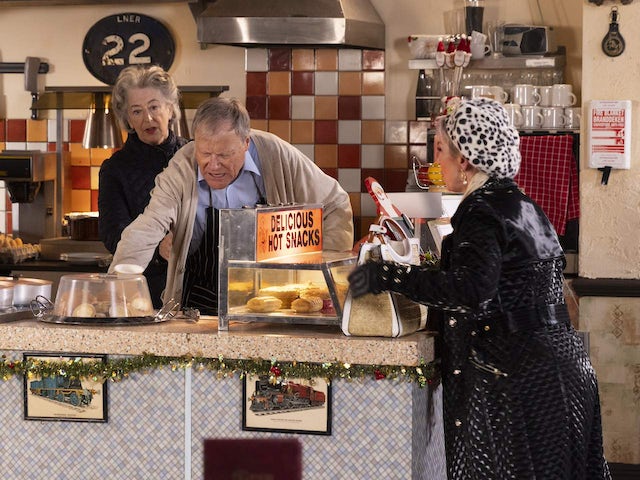 Evelyn, Roy i Debbie a Coronation Street el 20 de desembre de 2023