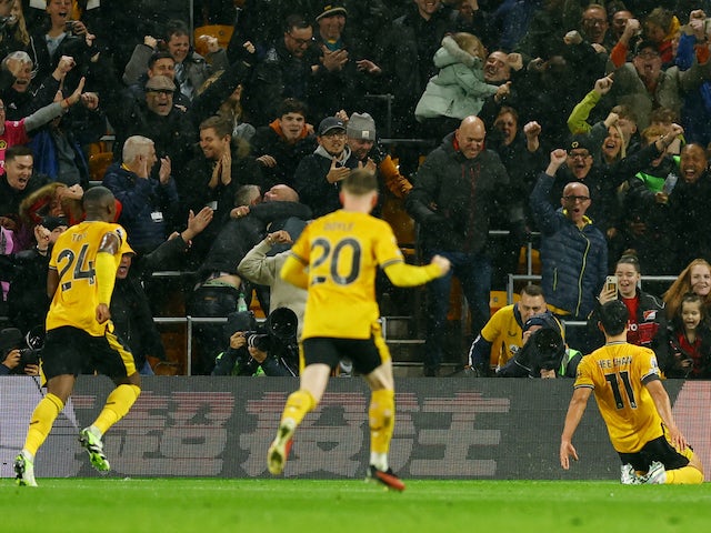 Hwang Hee-chan dels Wolverhampton Wanderers celebra el gol contra el Newcastle United el 28 d'octubre de 2023