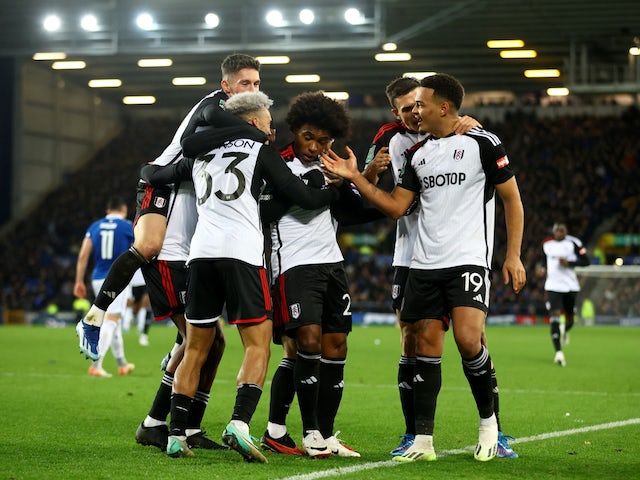 Rodrigo Muniz i Willian del Fulham celebren el seu primer gol amb els seus companys el 19 de desembre de 2023