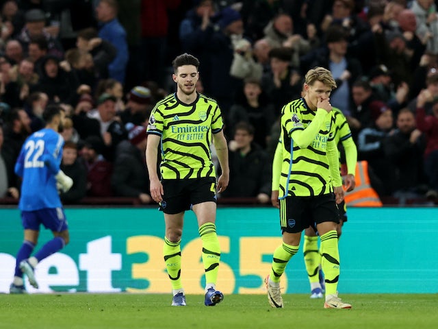 Declan Rice i Martin Odegaard de l'Arsenal semblen abatuts després que John McGinn, de l'Aston Villa, marqués el seu primer gol el 9 de desembre de 2023.