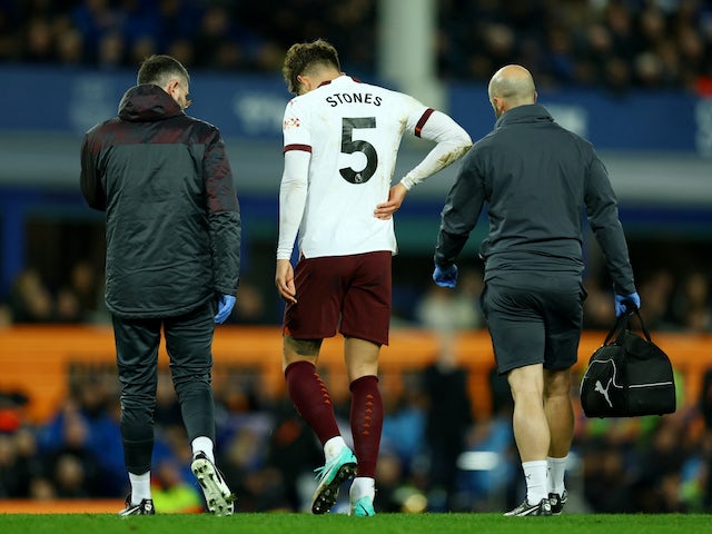 John Stones del Manchester City després de rebre atenció mèdica el 27 de desembre de 2023