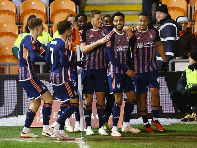 Andrew Omobamidele de Nottingham Forest celebra el gol contra Blackpool el 17 de gener de 2024