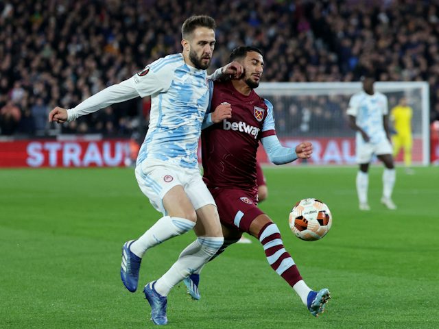 Kostas Fortounis de l'Olympiacos en acció amb Said Benrahma del West Ham United el 9 de novembre de 2023