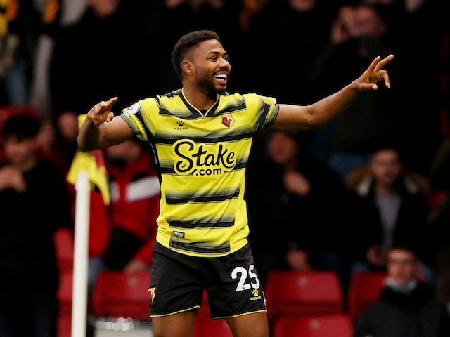 Emmanuel Dennis de Watford celebra el seu primer gol el 28 de desembre de 2021