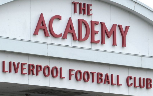 Com segueixen els seus estudis els jugadors de l'acadèmia del Liverpool?