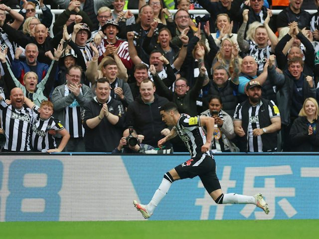 Miguel Almiron del Newcastle United celebra el gol contra el Burnley el 30 de setembre de 2023