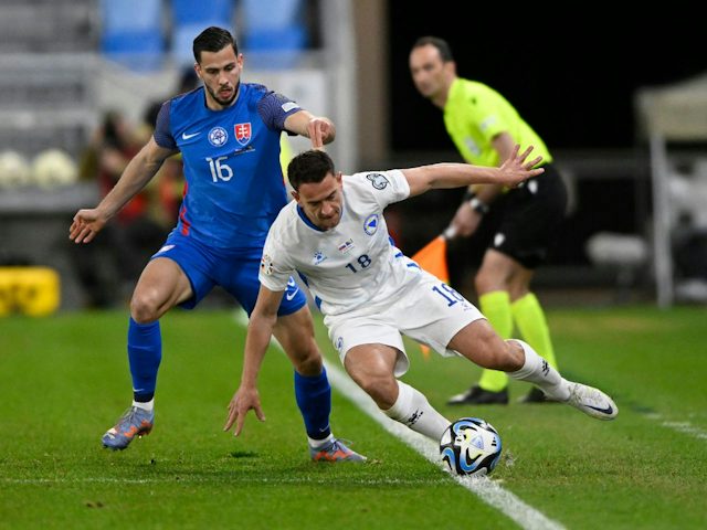 David Hancko d'Eslovàquia en acció amb Amir Hadziahmetovic de Bòsnia i Hercegovina el 26 de març de 2023