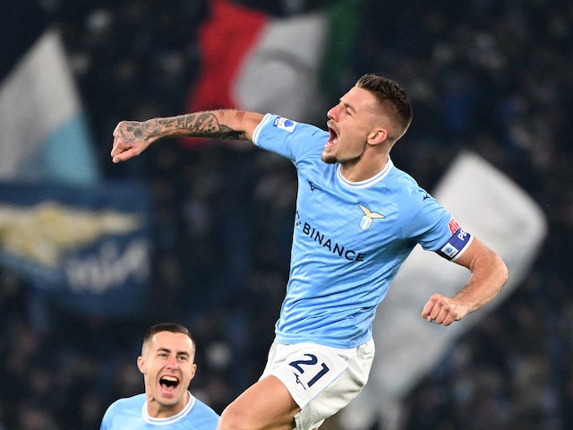 Sergej Milinkovic-Savic de Lazio celebra el seu primer gol amb Adam Marusic el gener del 2023