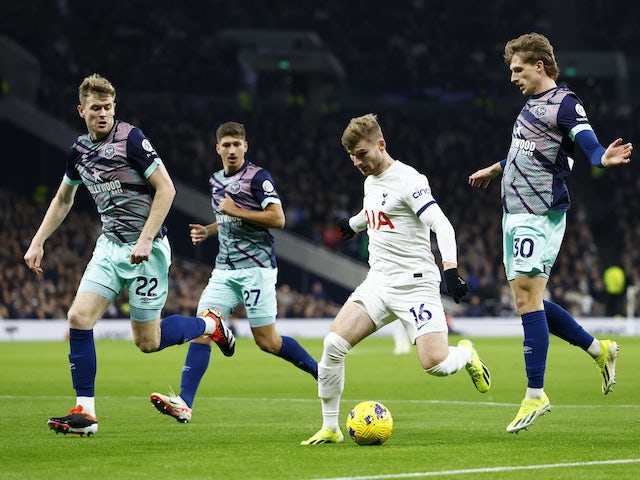 Timo Werner de Tottenham Hotspur en acció amb Nathan Collins de Brentford i Mads Roerslev el 31 de gener de 2024