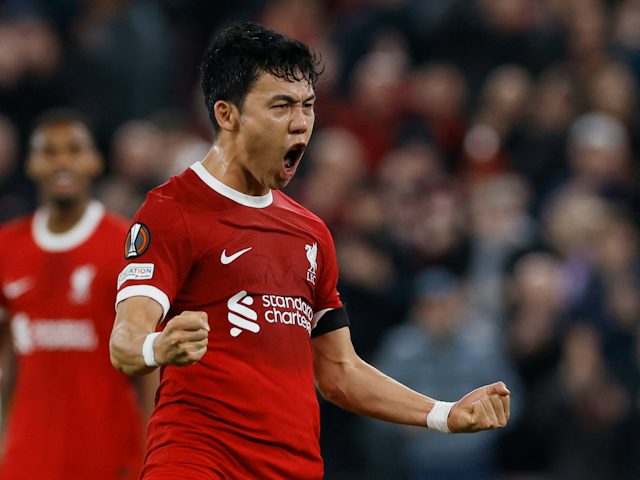 Wataru Endo celebra el gol del Liverpool el 26 d'octubre de 2023