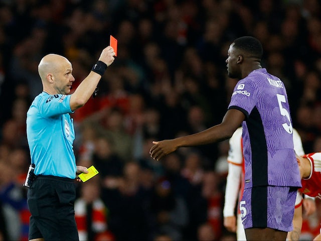 Ibrahima Konate del Liverpool rep una targeta vermella per l'àrbitre Anthony Taylor el 4 de febrer de 2024