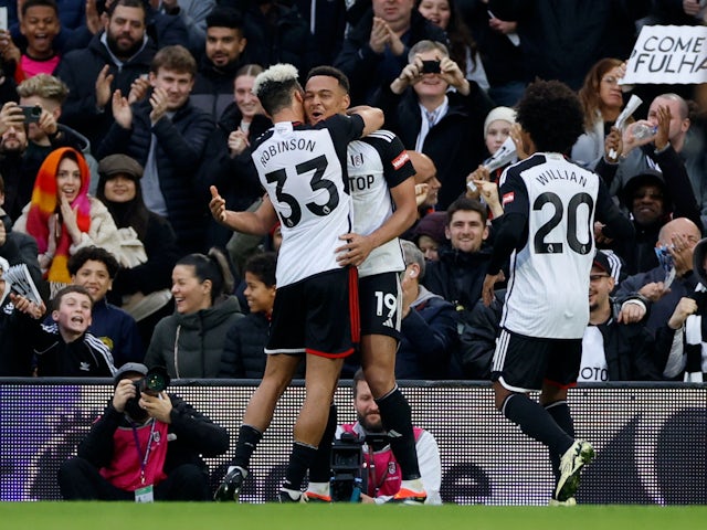 Rodrigo Muniz del Fulham celebra el gol amb Antonee Robinson i Willian el 10 de febrer de 2024