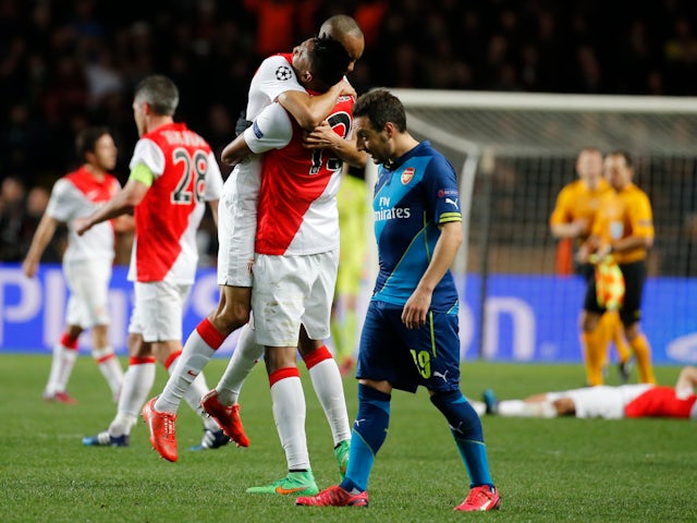 Wallace (C) de l'AS Mònaco celebra amb Fabinho mentre Santi Cazorla (R) de l'Arsenal passa després del partit de tornada dels vuitens de final de la Lliga de Campions el 17 de març de 2015