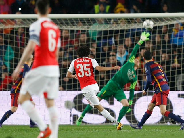 Mohamed Elneny marca per l'Arsenal contra el Barcelona el 16 de març de 2016