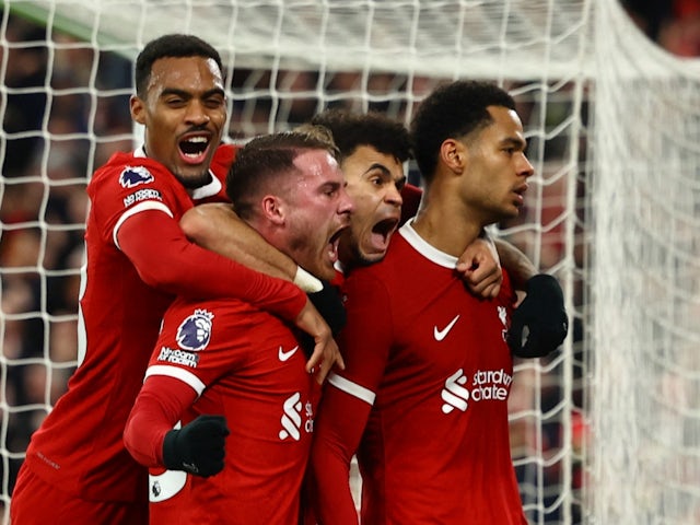  Cody Gakpo del Liverpool celebra el seu segon gol amb Luis Diaz, Alexis Mac Allister i Ryan Gravenberch el 21 de febrer de 2024