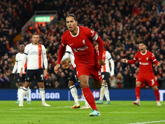 Virgil van Dijk del Liverpool celebra el seu primer gol el 21 de febrer de 2024