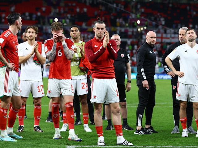 Els jugadors de Gal·les aplaudim l'afició després de ser eliminats del Mundial el 29 de novembre de 2022