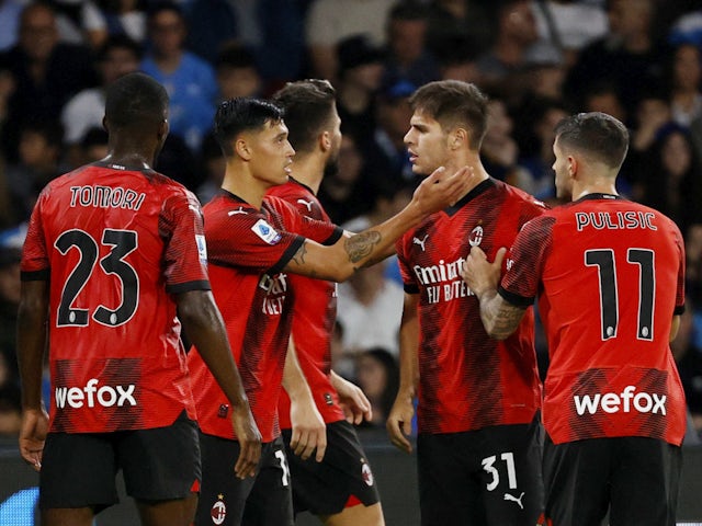 Olivier Giroud de l'AC Milan celebra el seu primer gol amb Tijjani Reijnders, Marco Pellegrino i els seus companys el 29 d'octubre de 2023