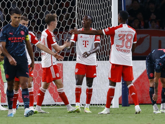 Mathys Tel del Bayern de Munic celebra el seu primer gol amb els seus companys el 26 de juliol de 2023