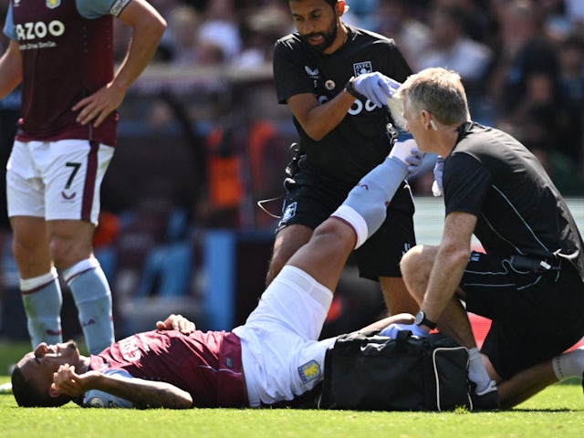 El defensor de l'Aston Villa, Diego Carlos, rebent tractament durant el partit de la Premier League amb l'Everton el 13 d'agost de 2022.