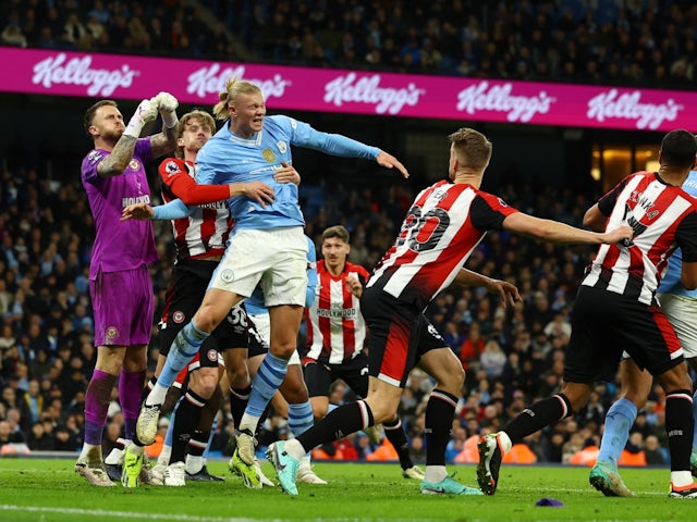 Mark Flekken de Brentford i Mads Roerslev en acció amb Erling Haaland del Manchester City el 20 de febrer de 2024