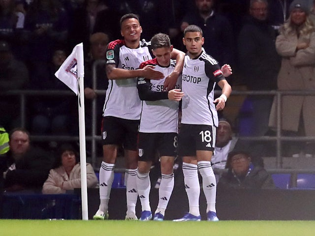 Harry Wilson del Fulham celebra el seu primer gol amb Andreas Pereira i Rodrigo Muniz l'1 de novembre de 2023