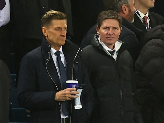 El nou gerent del Crystal Palace Oliver Glasner a la grada amb el president Steve Parish el 19 de febrer de 2024