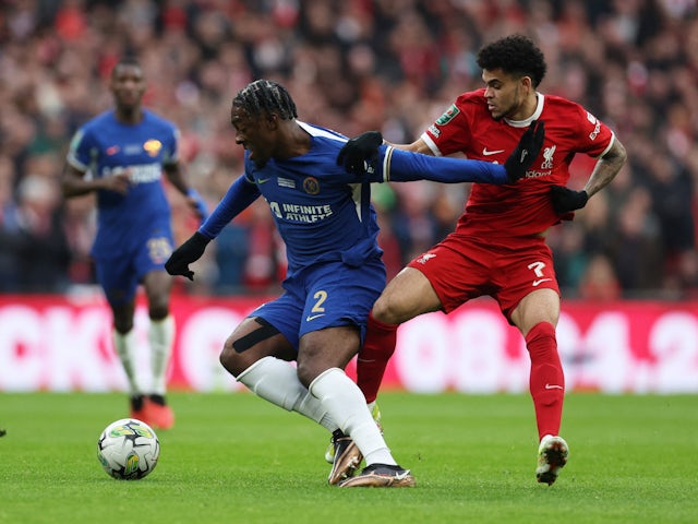 Axel Disasi del Chelsea en acció amb Luis Díaz del Liverpool el 25 de febrer de 2024