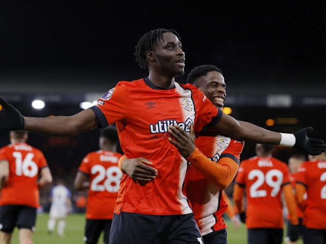 Elijah Adebayo de Luton Town celebra el seu primer gol el 30 de gener de 2024