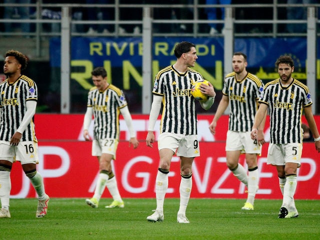 Dusan Vlahovic de la Juventus i els seus companys semblen abatuts després que Federico Gatti marqués un autogol el 4 de febrer de 2024.