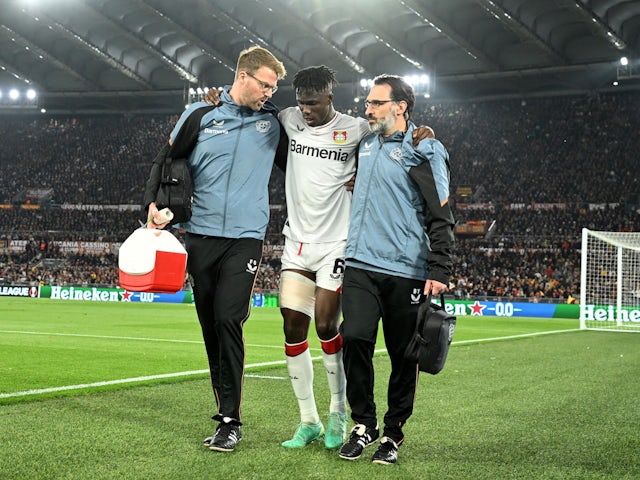 L'Odilon Kossounou del Bayer Leverkusen rep atenció mèdica després de patir una lesió l'11 de maig de 2023