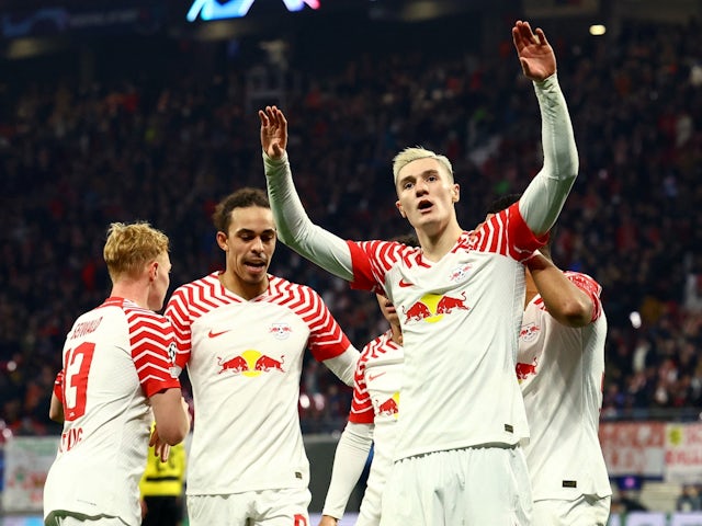 Benjamin Sesko de l'RB Leipzig celebra el seu primer gol amb els seus companys el 13 de desembre de 2023