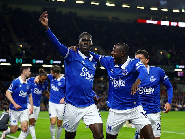 Amadou Onana de l'Everton celebra el seu primer gol amb Abdoulaye Doucoure el 16 de desembre de 2023