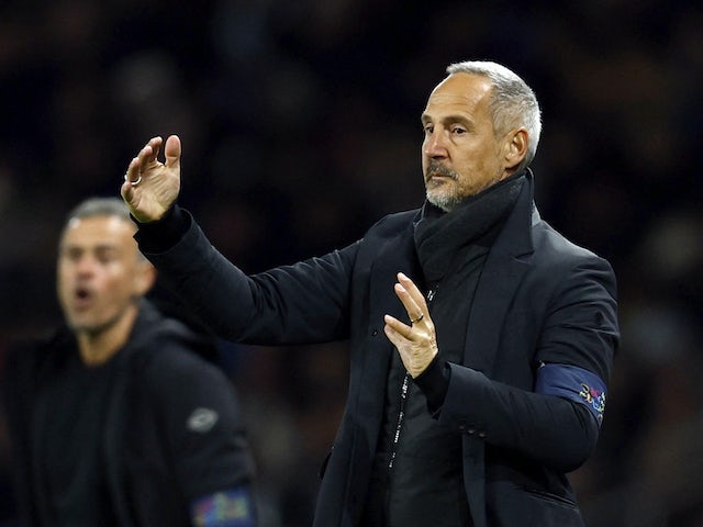 L'entrenador del Mònaco, Adi Hutter, reacciona mentre l'entrenador del Paris St Germain, Luis Enrique, mira el 24 de novembre de 2023