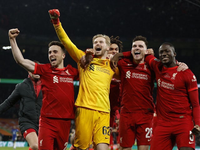 Caoimhin Kelleher celebra amb els seus companys després que el Liverpool guanyés la Copa EFL el 27 de febrer de 2022