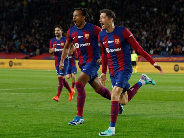 Robert Lewandowski del FC Barcelona celebra el seu primer gol amb Jules Kounde el 10 de desembre de 2023