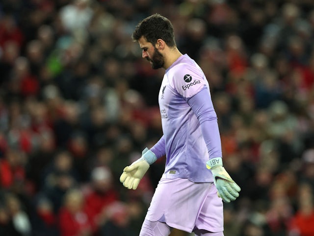 L'Alisson del Liverpool sembla abatut després d'encaixar el seu primer gol el 7 de gener de 2023