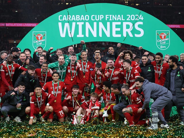 Vista general dels jugadors i el personal del Liverpool celebrant la victòria de la Copa EFL amb el trofeu el 25 de febrer de 2024