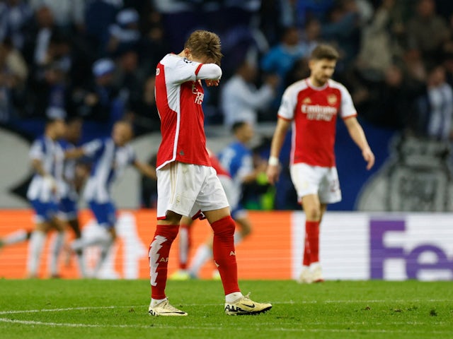 Martin Odegaard de l'Arsenal reacciona després que Galeno del FC Porto marqués el seu primer gol el 21 de febrer de 2024.