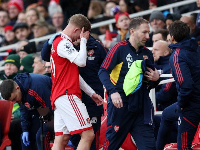 Emile Smith Rowe de l'Arsenal sembla abatut després de ser substituït a causa d'una lesió el 4 de març de 2023