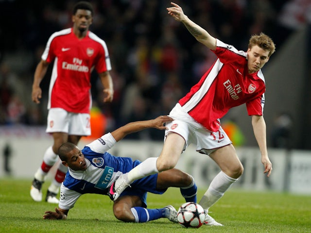 Fernando (L) del Porto i Nicklas Bendtner de l'Arsenal lluiten per la pilota durant el partit de la Lliga de Campions el 17 de febrer de 2010