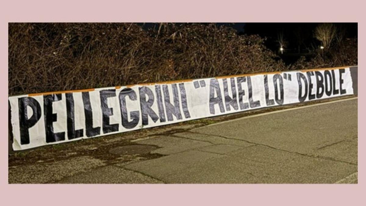 Roma, pancarta contra Pellegrini: "Balla feble"